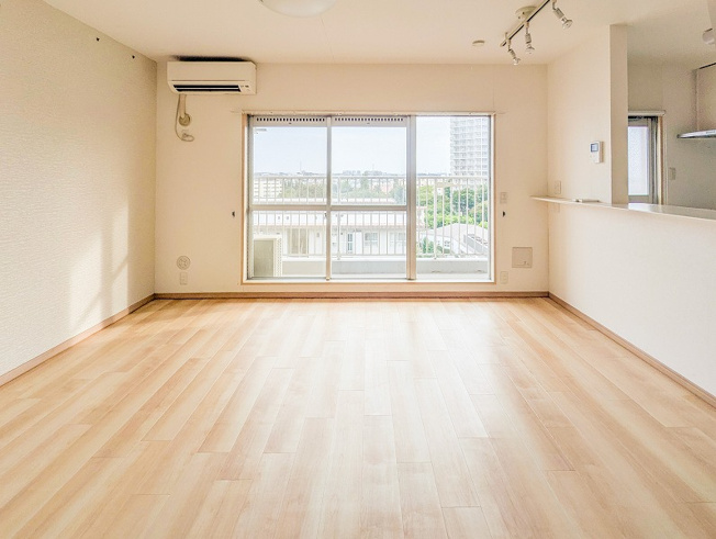 【居間・リビング】 | 志木ニュータウン東の森弐番街七号棟　(丸井志木店) | リビング（2025年10月）撮影
明るい日差しが差し込む、心地よい南向きリビング。