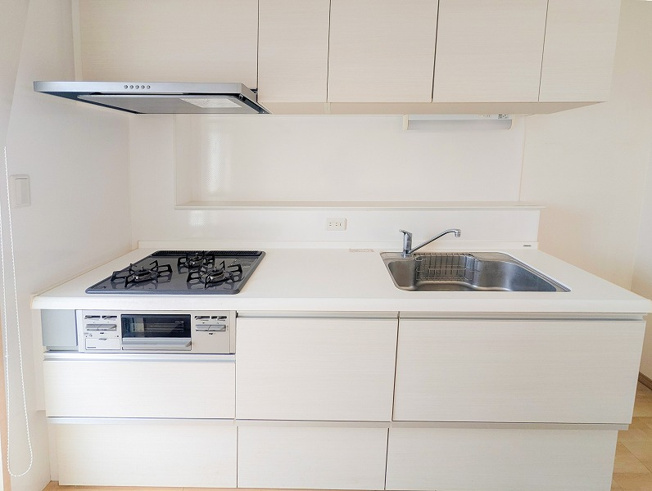 【キッチン】 | 志木ニュータウン東の森弐番街七号棟　(丸井志木店) | キッチン（2025年10月）撮影
使いやすいシンプルなシステムキッチン。無駄のないデザインで、毎日の家事を快適に。