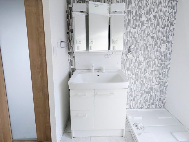 【独立洗面台】 | 志木ニュータウン東の森弐番街七号棟　(丸井志木店) | 洗面所（2025年10月）撮影
面鏡仕様の洗面化粧台を採用。機能性とデザイン性を両立。