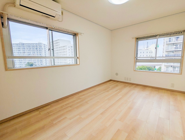 【洋室】 | 志木ニュータウン東の森弐番街七号棟　(丸井志木店) | 洋室（2025年10月）撮影
角住戸ならではの開放感。二面採光で明るい洋室6.8帖。