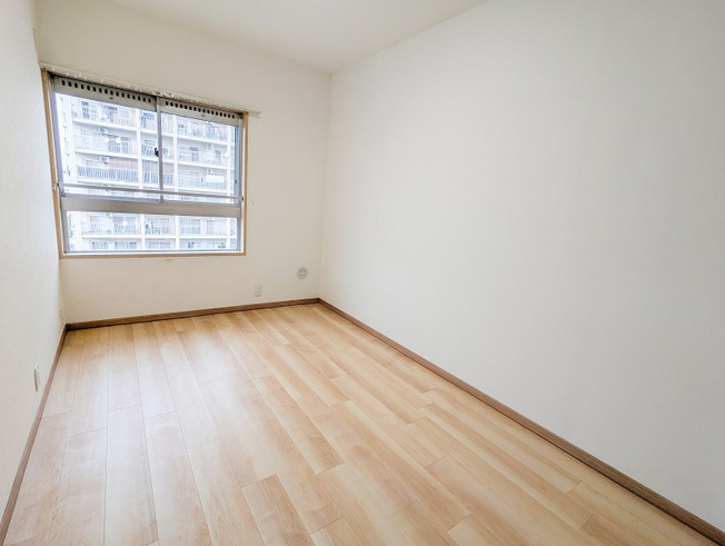 【洋室】 | 志木ニュータウン東の森弐番街七号棟　(丸井志木店) | 洋室（2025年10月）撮影
窓のある明るい洋室5.8帖。風通しの良い空間です。