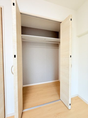 【収納】 | 上平間住宅2号棟 | 約6.0帖の洋室の一つ目の収納になります。