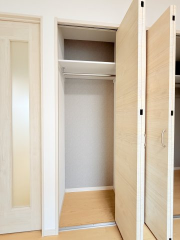 【収納】 | 上平間住宅2号棟 | 約6.0帖の洋室の二つ目の収納になります。
収納が豊富な為、置く場所には困りません！