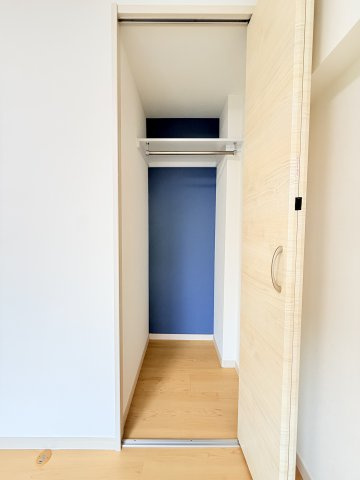 【玄関】 | 上平間住宅2号棟 | 約4.5帖の洋室の収納になります。