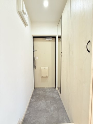 【玄関】 | 上平間住宅2号棟 | 玄関部分です。間接照明がついており、
優しく穏やかな光で温かさや落ち着きのある印象になります。
下足入れもございますので靴の収納には困りません。