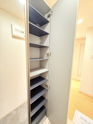 【収納】 | 上平間住宅2号棟 | 玄関の一つ目の収納（シューズボックス）になります。