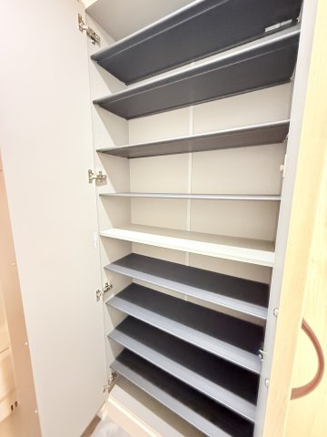 【収納】 | 上平間住宅2号棟 | 玄関二つ目の収納（シューズボックス）になります。