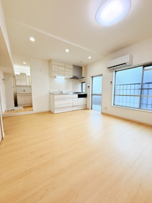 【居間・リビング】 | 上平間住宅2号棟 | 約9.5帖のリビングは南向きで日当たり・風通し◎
最初からエアコンが取り付けてある為、夏も冬も過ごしやすさ◎