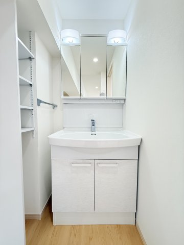 【独立洗面台】 | 上平間住宅2号棟 | 洗面台です。
髪のセットやお化粧もストレスなくこなせ、
朝から気分良く通勤通学に向かえます！