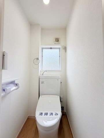 【トイレ】 | 上平間住宅2号棟 | 温水洗浄便座付のトイレです。 毎日使う場所だから、
より快適な空間に仕上げられています。