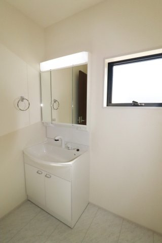 郡山市安積町南長久保1丁目　　　　３号棟　　　安積第３小学校、安積第２中学区　の洗面所