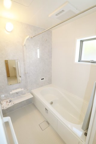 郡山市安積町南長久保1丁目　　　　３号棟　　　安積第３小学校、安積第２中学区　の浴室