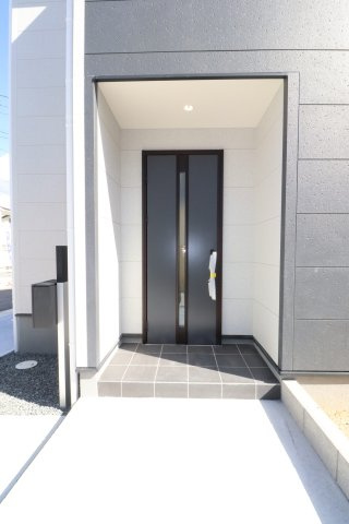 郡山市安積町南長久保1丁目　　　　３号棟　　　安積第３小学校、安積第２中学区　の玄関