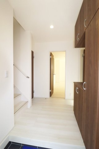 郡山市安積町南長久保1丁目　　　　３号棟　　　安積第３小学校、安積第２中学区　の玄関