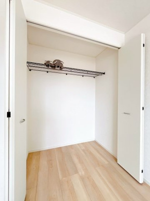 【収納】 | 伊勢崎市柴町 新築住宅 | 大切な人にもらったプレゼント、子どもが描いてくれた似顔絵、何度も読んだお気に入りの本、。まとめて大事に閉まっておける広々収納。