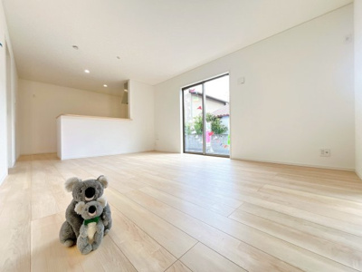 【居間・リビング】 | 伊勢崎市柴町 新築住宅 | 窓からのあたたかい光をあびながらの朝食。今日も一日がんばれそう！と思えるリビング。