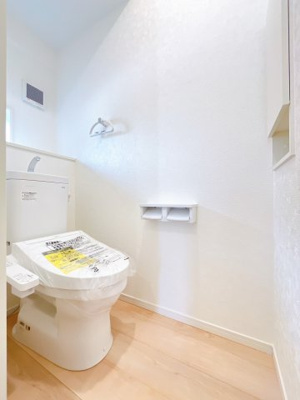 【トイレ】 | 伊勢崎市柴町 新築住宅 | 清潔感にあふれた空間と機能的な洗浄装置。毎日何度も使う場所だから快適に。便利に。