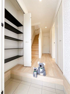 【玄関】 | 伊勢崎市柴町 新築住宅 | 住まう人の帰り、訪れる人を優しく迎える安らぎに満ちた空間　上質感あふれるエントランス