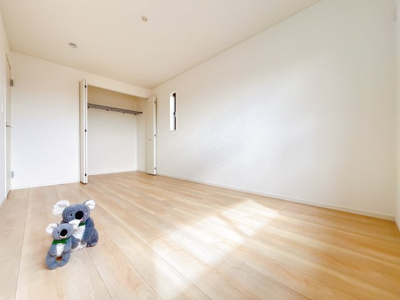 【洋室】 | 伊勢崎市柴町 新築住宅 | 窓からそそがれる暖かみのある明るい空間。広々としたプライベート空間で自分の時間を楽しめます。フローリング仕様で普段のお掃除も楽々です。