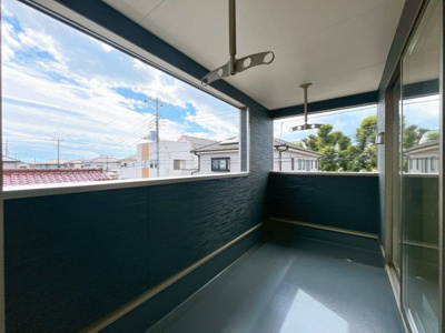 【バルコニー】 | 伊勢崎市柴町 新築住宅 | ゆとりあるバルコニーは机やイスを並べて開放的な空間としても使用できそうですね！
お洗濯はもちろん読書やベランピングなど新居での夢が広がるバルコニーです！