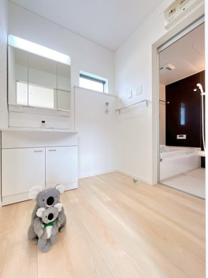 【独立洗面台】 | 伊勢崎市柴町 新築住宅 | 爽やかなデザインでまとめられた洗面脱衣室。収納たくさんな洗面化粧台。