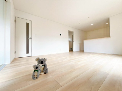 【居間・リビング】 | 伊勢崎市柴町 新築住宅 | ≪LDK≫
陽当りも良いリビング。
光が差し込む明るい空間はいつもの時間をより特別に…穏やかなひと時を一層充実した時間へ変えてくれます。