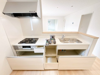 【キッチン】 | 伊勢崎市柴町 新築住宅 | お料理をしながら家族との会話が楽しめる対面キッチン。リビングで遊ぶお子様を見守りながらお料理が出来ます。出来上がったお料理や後片付けを手伝ってもらうなど家事分担ができます。