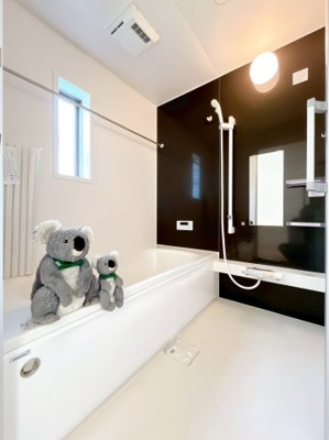 【浴室】 | 伊勢崎市柴町 新築住宅 | ナチュラルな木目調のアクセントパネルは壁面についた汚れもさっと洗い流せます。
窓があるので換気も良好！
ランドリーパイプ付きで雨天時などにはランドリースペースとしても大活躍します！