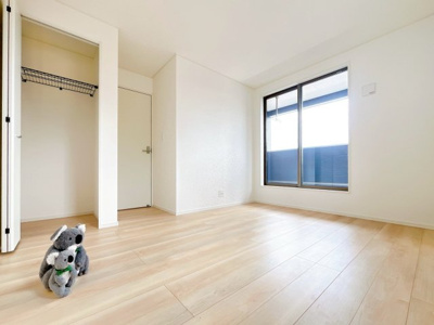 【洋室】 | 伊勢崎市柴町 新築住宅 | 広さはお子様の勉強部屋にも適した広さ！
勉強机や本棚などの家具を置いてもフリースペースも確保することができます。