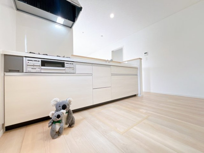 【キッチン】 | 伊勢崎市柴町 新築住宅 | 家族でクッキング。皆で楽しく作るお料理は愛情たっぷりのごちそうに。キッチンで過ごす家族時間はプライスレス。