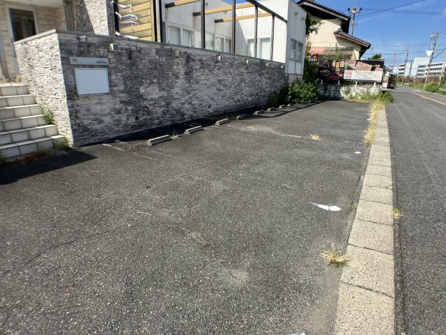青山3丁目店舗の駐車場