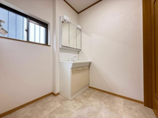 【洗面所】 | 南区大野台3丁目 中古戸建て | 新規交換（新設）：三面鏡付洗髪洗面化粧台