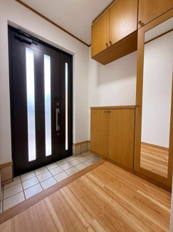 【玄関】 | 南区大野台3丁目 中古戸建て | 姿見鏡付シューズボックス