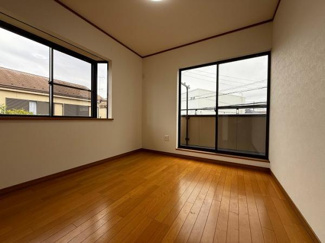 【洋室】 | 南区大野台3丁目 中古戸建て | 2面採光・南面に窓：洋室5.2帖（東）