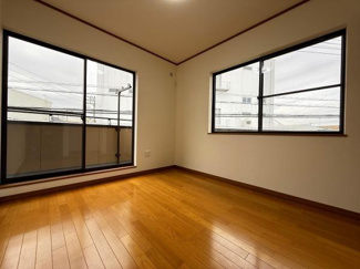 【洋室】 | 南区大野台3丁目 中古戸建て | 2面採光・南面に窓：洋室5.2帖（西）