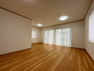 【居間・リビング】 | 南区大野台3丁目 中古戸建て | 3面採光・南面に窓：LDK19帖