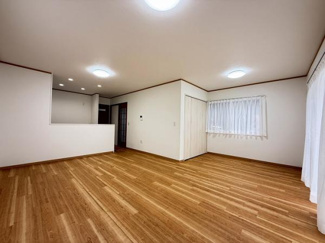 【居間・リビング】 | 南区大野台3丁目 中古戸建て | LDK19帖別角度