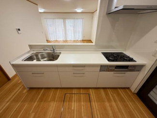 【キッチン】 | 南区大野台3丁目 中古戸建て | 新規交換（新設）：三口ガスコンロ・浄水器内蔵水栓