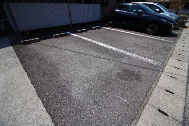 メゾンフレールの駐車場