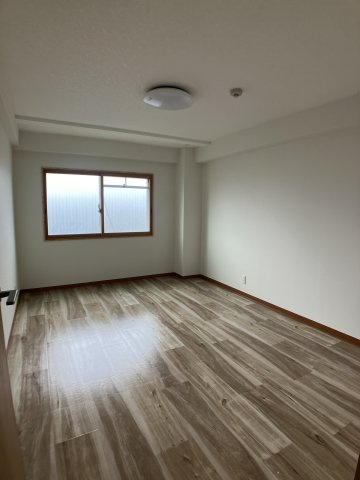 ニューホワイトビルの洋室