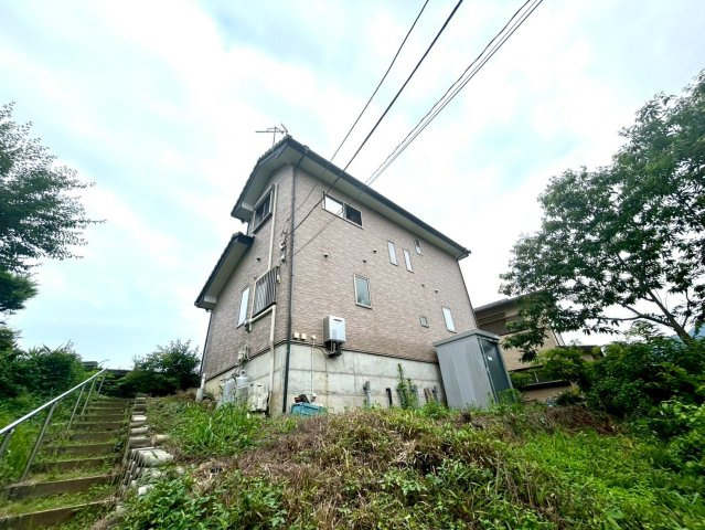 【外観】 | 現地に行くなら、物件の周囲の地形がどうなっているかを見ることも大切です。周辺より低くなっている土地では、大雨などで水が集まりやすいため、地盤が弱くなっているということも考えられるため、注意が必要です。