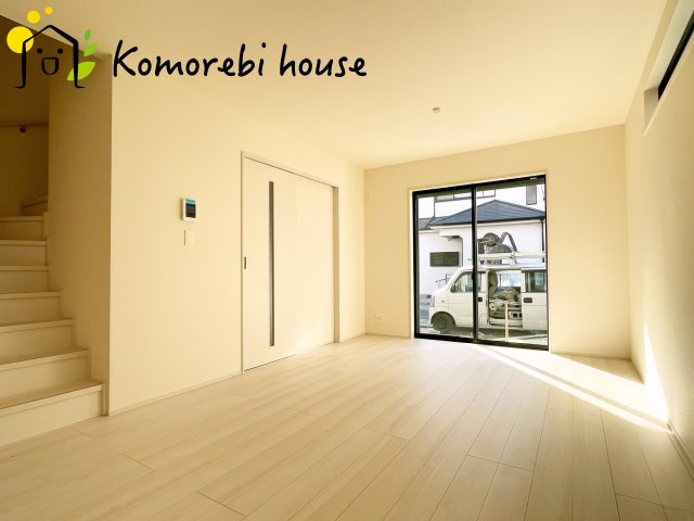 第8上尾二ツ宮　新築一戸建て　Aの居間・リビング|家族の気配を感じながら上がれるリビングイン階段。毎日のコミュニケーションが自然と増える、温かみある住まいの中心です。															