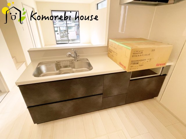 第8上尾二ツ宮　新築一戸建て　Aのキッチン|家族の顔が見える対面式のオープンキッチン。食洗機や浄水器など便利な設備も揃い、配膳や片付けがラクになるカウンターキッチンが、毎日の時間にゆとりを生みます。															