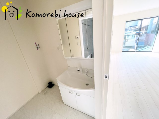 第8上尾二ツ宮　新築一戸建て　Aの独立洗面台|三面鏡の裏にたっぷりと収納スペースを確保した機能的な洗面台。身支度のしやすさと実用性を兼ね備え、朝の忙しい時間をさりげなくサポートします。															