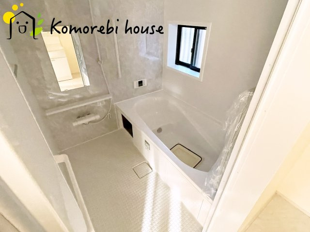 第8上尾二ツ宮　新築一戸建て　Aの浴室|浴室暖房付きで寒い季節も快適に入浴でき、ヒートショック対策にも効果的。浴室乾燥機能は、雨の日の洗濯物やカビ対策にも活躍し、毎日の暮らしを支えてくれる設備充実。																