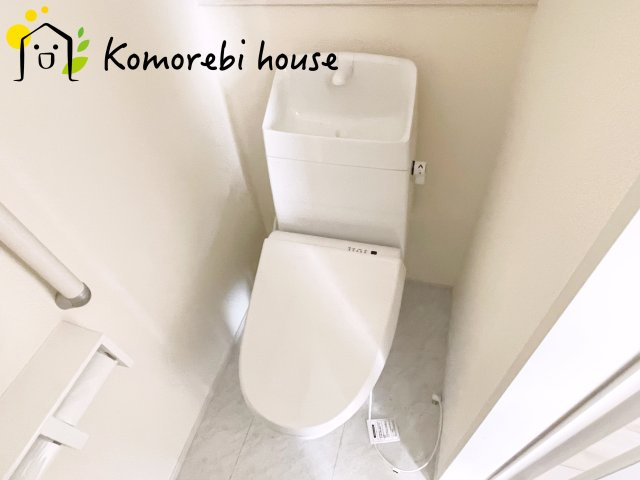 第8上尾二ツ宮　新築一戸建て　Aのトイレ|温水洗浄機能（ウォシュレット）標準装備で、毎日のトイレ時間がより快適に。やさしい温水洗浄で清潔を保てるだけでなく、冬場のヒヤッと感を軽減する暖房便座も嬉しいポイント。																	