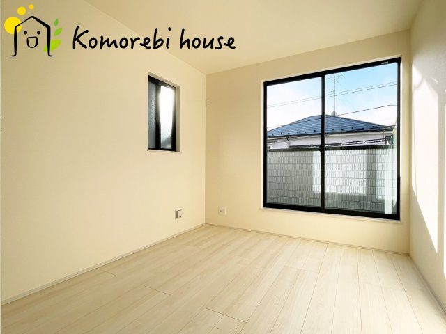 第8上尾二ツ宮　新築一戸建て　Aの寝室|一日の疲れをゆっくり癒せる主寝室は、ベッドを置いてもゆとりある広さが魅力。収納完備で衣類もスッキリ収まり、静かで落ち着いた空間が快適な眠りをサポートします。															