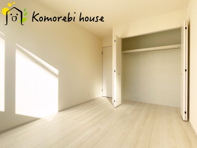 第8上尾二ツ宮　新築一戸建て　Aの寝室|寝室にはゆとりのある広さがあり、大きめのベッドも余裕をもって配置できます。実際に内覧いただければ、サイズ感もよりイメージしやすいと思います。採寸もその場でご協力いたしますので、ぜひお確かめください。"