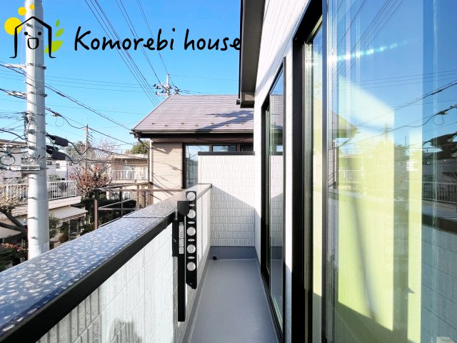 第8上尾二ツ宮　新築一戸建て　Aのバルコニー|周囲に高い建物がなく、バルコニーからの眺望が心地よい一邸。開放感があり、ちょっとした気分転換にもなる魅力的な空間です。															