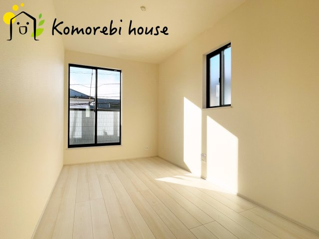 第8上尾二ツ宮　新築一戸建て　Aの洋室|最近の新築住宅は窓まわりの性能が大きく進化しています。複層ガラスに、樹脂とアルミを組み合わせた断熱性の高いハイブリッドサッシを採用。															